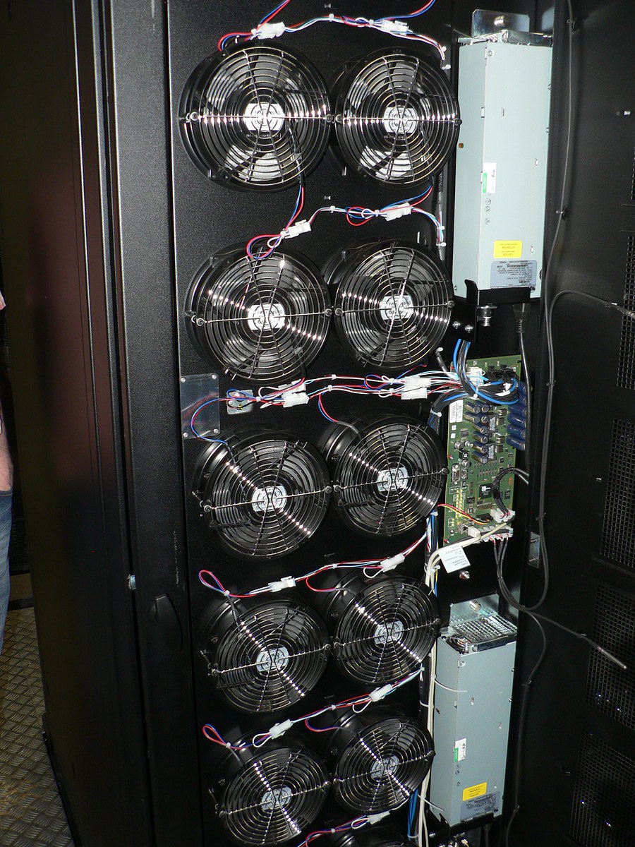 Ventilátory a řídicí jednotka větrání.