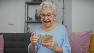 Seniorka má radost, že dostala peníze