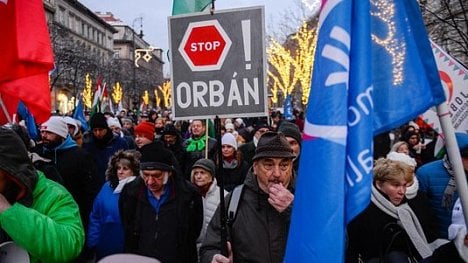 Náhledový obrázek - Ulice Budapešti zaplavily tisíce odpůrců otrockého zákona