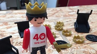 Igráček s doplňky z 3D tiskárny KRYAL Cube.