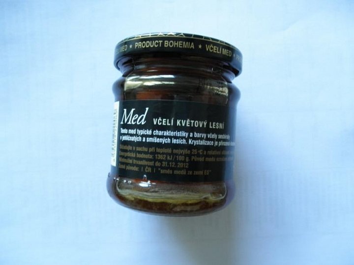 Podle pylové analýzy med obsahoval pyl rostlin, které nerostou v České republice, to je v rozporu s tvrzením "plněno českým medem". Dále byla zjištěna přítomnost enzymů, které nemohou být v medu přítomny, nejsou autentické pro včely. Med nevyhověl také v senzorickém hodnocení chuti. Výrobce: Product Bohemia s.r.o., Nová Ves u Chotěboře
