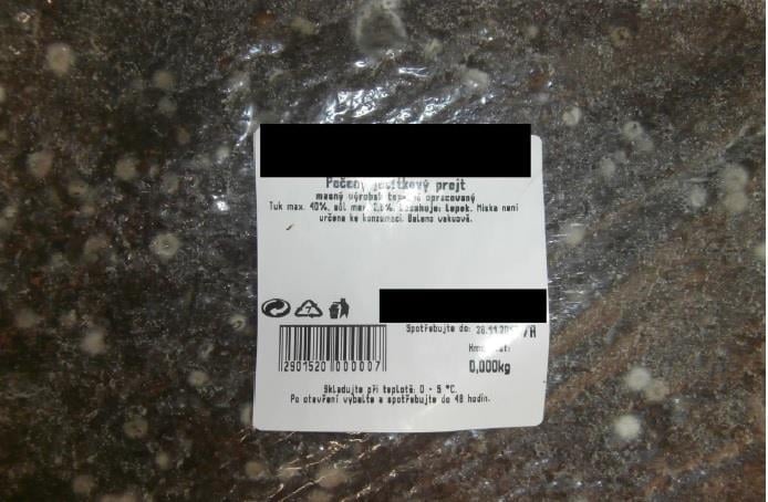 ZEMAN maso-uzeniny, Cheb: Pečený jelítkový prejt - na povrchu výrobku se vyskytovala plíseň. Při kontrole nebyly zjištěny nevyhovující teploty skladování tohoto výrobku.