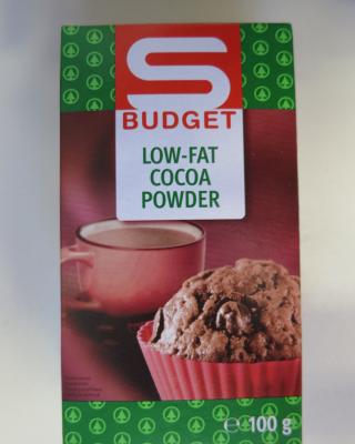 S BUDGET LOW-FAT COCOA POWDER KAKAOVÝ PRÁŠEK se sníženým obsahem tuku. Kategorie: Falšované potraviny. Nevyhovující parametr: sušina kakaová tukuprostá. 
Na základě laboratorních rozborů bylo zjištěno, že výrobek obsahuje maximálně 80 % kakaa. Výrobce / Prodávající: SPAR Česká obchodní společnost s.r.o., Praha 10. Místo kontroly: AHOLD Czech Republic, a.s., Jablonec nad Nisou