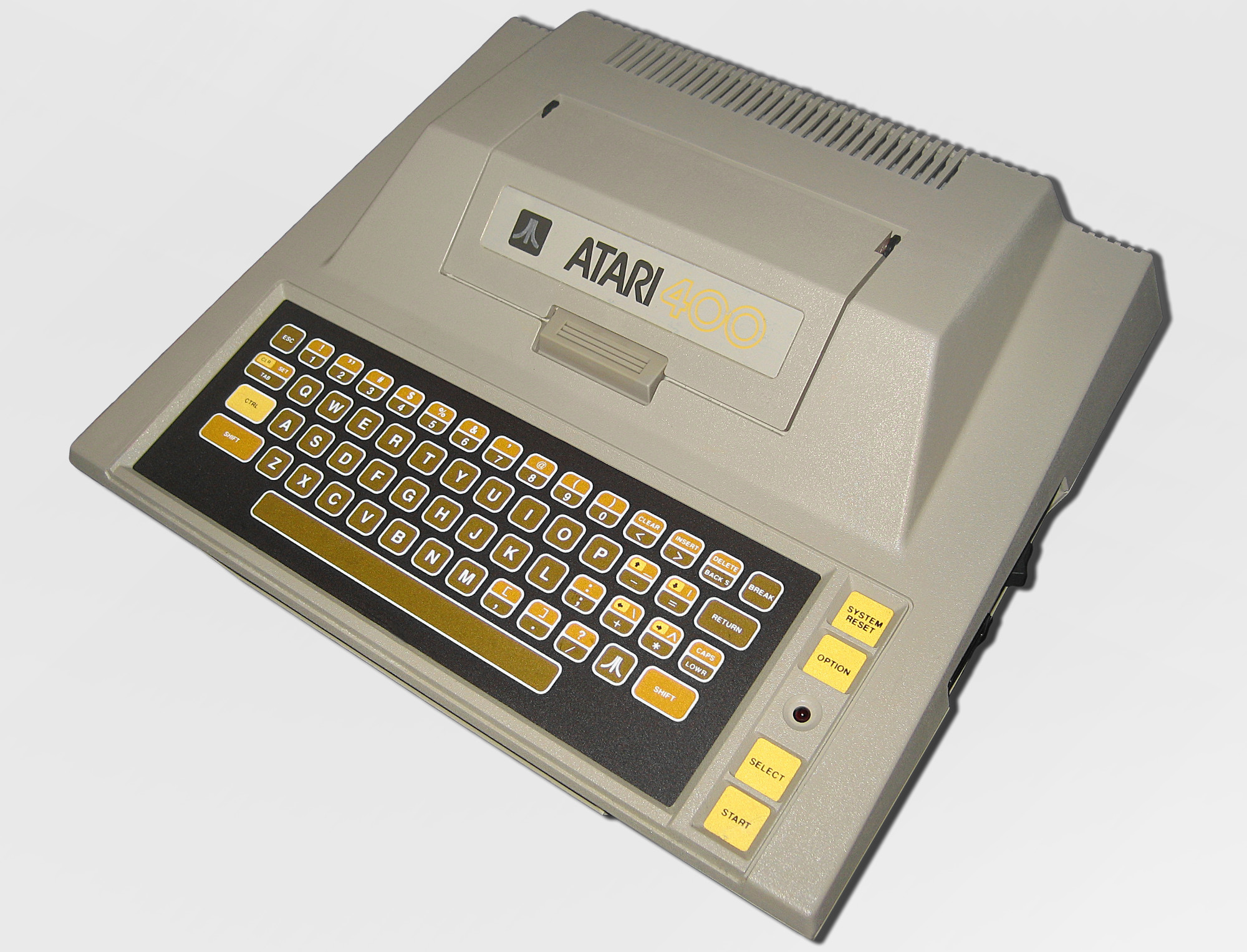 Počítač Atari 400 (zdroj: commons.wikimedia.com)