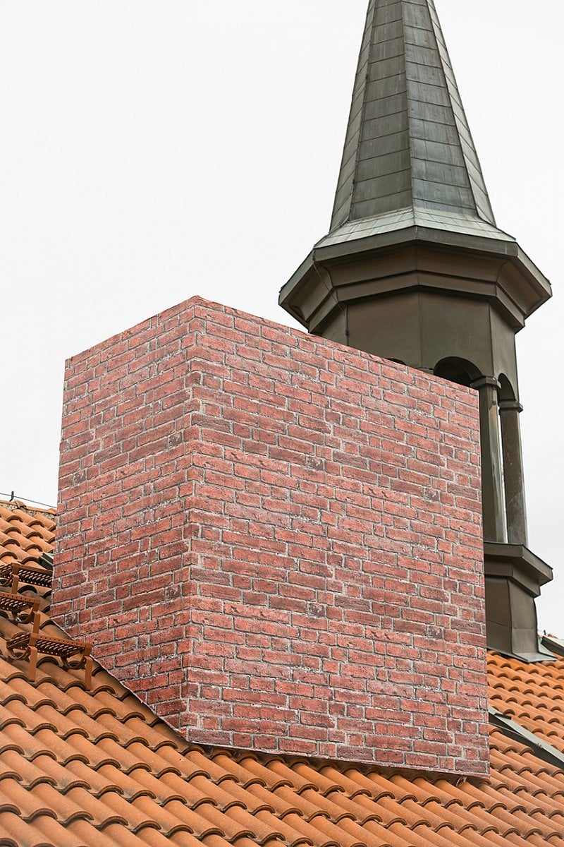 Antény jsou schované ve falešných komínech. Nemocnice Milosrdných sester sv. Karla Boromejského v Praze (Nemocnice pod Petřínem).