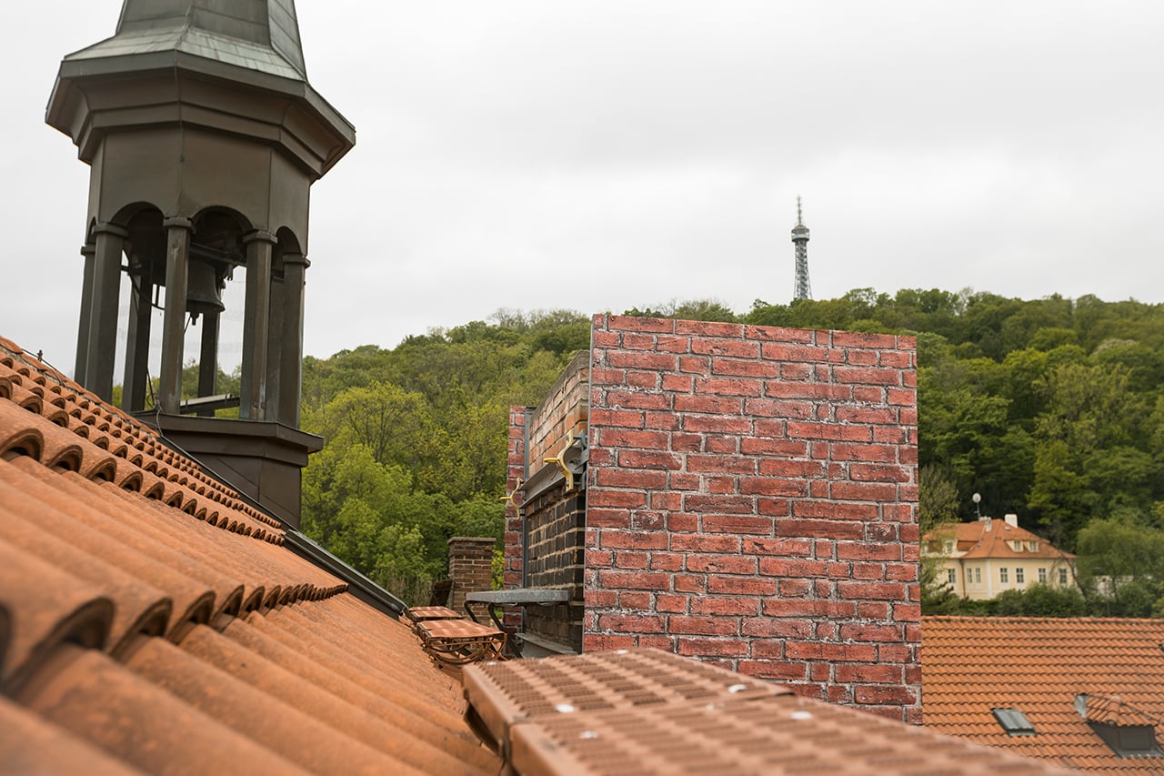 Antény jsou schované ve falešných komínech. Nemocnice Milosrdných sester sv. Karla Boromejského v Praze (Nemocnice pod Petřínem).