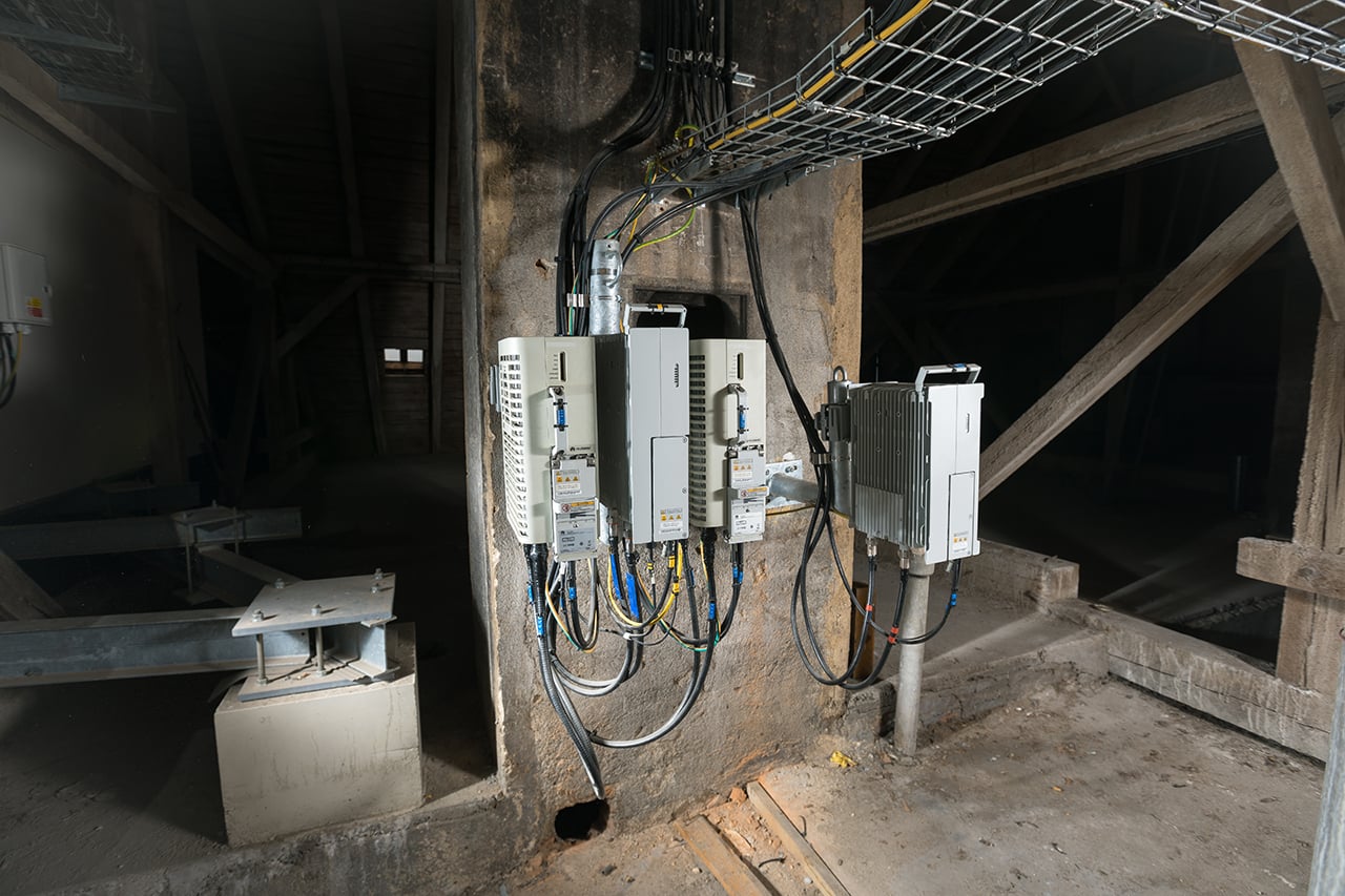 Antény jsou schované ve falešných komínech. Nemocnice Milosrdných sester sv. Karla Boromejského v Praze (Nemocnice pod Petřínem).