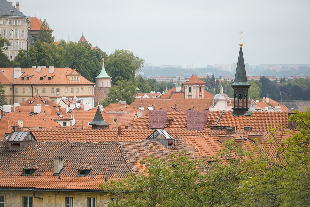 Antény jsou schované ve falešných komínech. Nemocnice Milosrdných sester sv. Karla Boromejského v Praze (Nemocnice pod Petřínem).