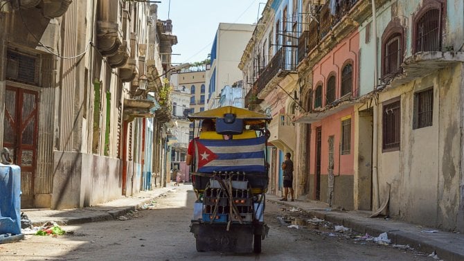 Nedostatek vody, výpadky proudu, a teď ještě chybějící ropa. Madurův konec může na Kubě způsobit kolaps energetické infrastruktury