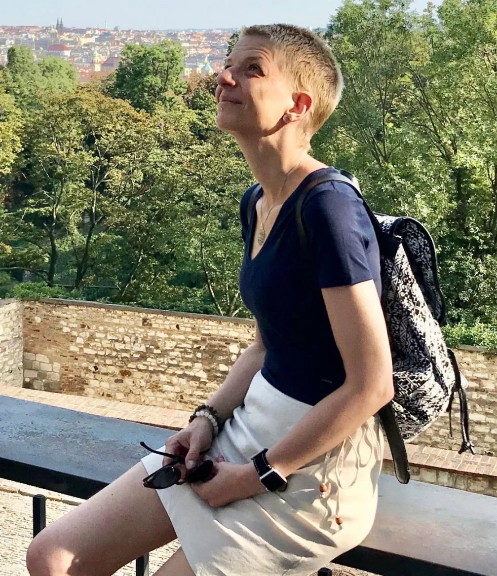 Irena užívá imunosupresiva, které snížily laboratorní aktivitu nemoci, klinické projevy, jako bolesti kloubů nebo vyčerpání. bohužel u Ireny v určité míře zůstávají. Potýká se i s nežádoucími účinky – nevolností a únavou. Nezbavila se ani bolestí v oblasti čelisti, ani problémů s trávicím traktem.