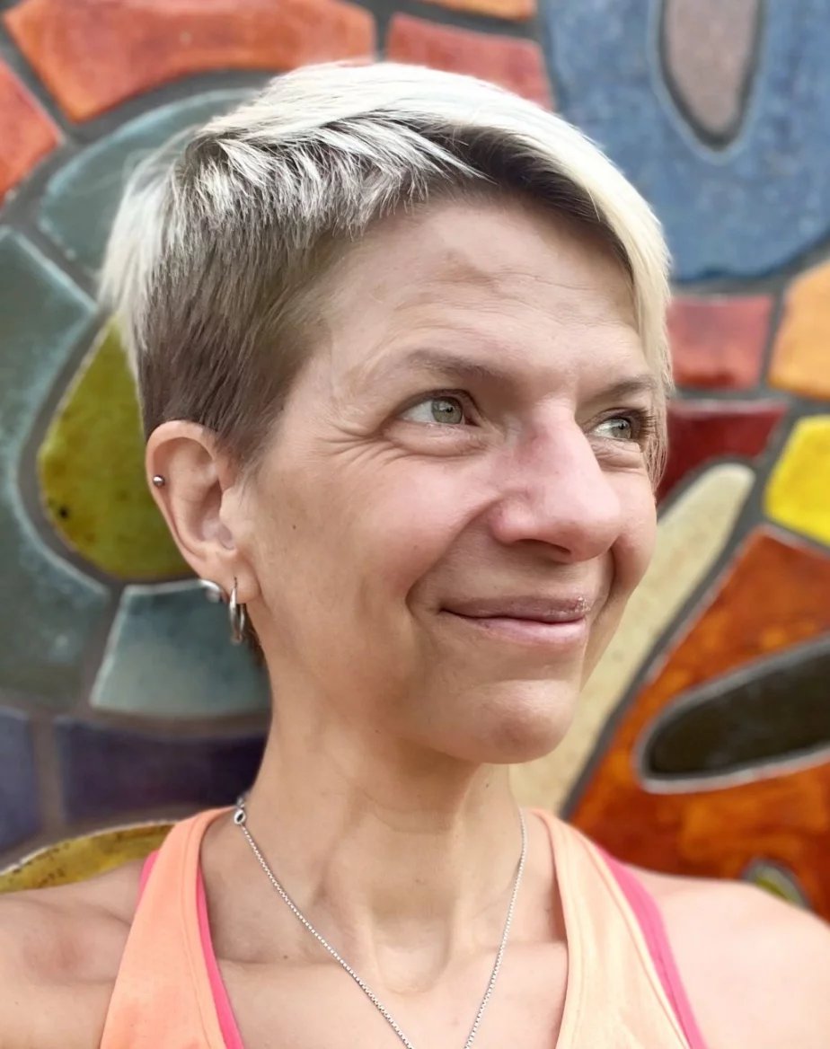 „Revmatoidní artritida není jenom nemoc kloubů, jsem proto ráda, že paní doktorka u mě preventivně sleduje i další možná rizika,“ říká Irena a dodává: „I když jsem kvůli nemoci o spoustu věcí přišla, zůstaly mi ruce, mozek a zkušenosti, ty se teď snažím využít při pomoci dalším pacientům.“