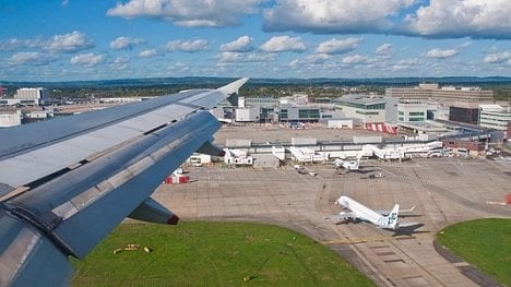 Náhledový obrázek - Drama na letišti Gatwick: po letu nepovolených dronů zatkla policie dva lidi