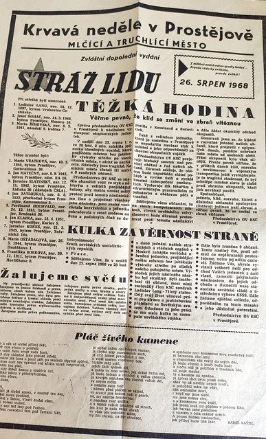 Starší muž s výtiskem novin