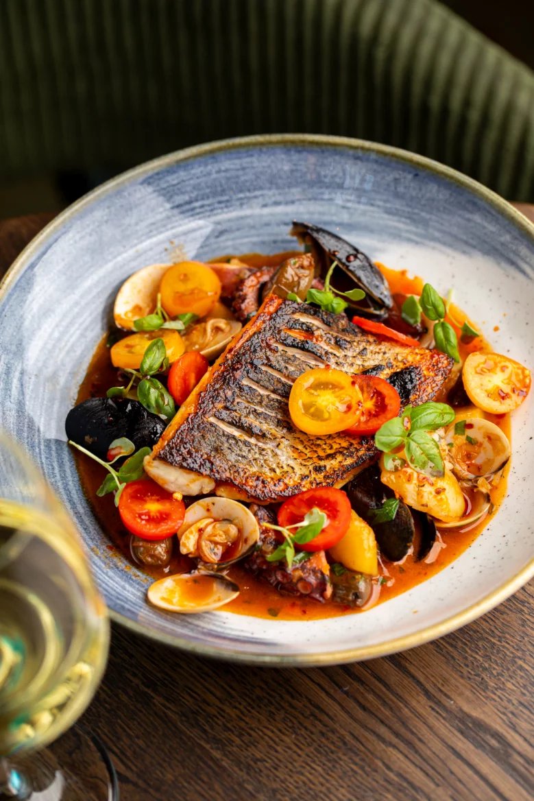 La Bottega Bistroteka servíruje například: Mořský vlk v omáčce guazzetto, Taggiasca olivy, cherry rajčata, mladé brambory, petržel, citron