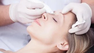 Náhledový obrázek - Bradavice na obličeji a krku vznikají v důsledku virové nákazy. Odstranit je lze laserem i chemicky