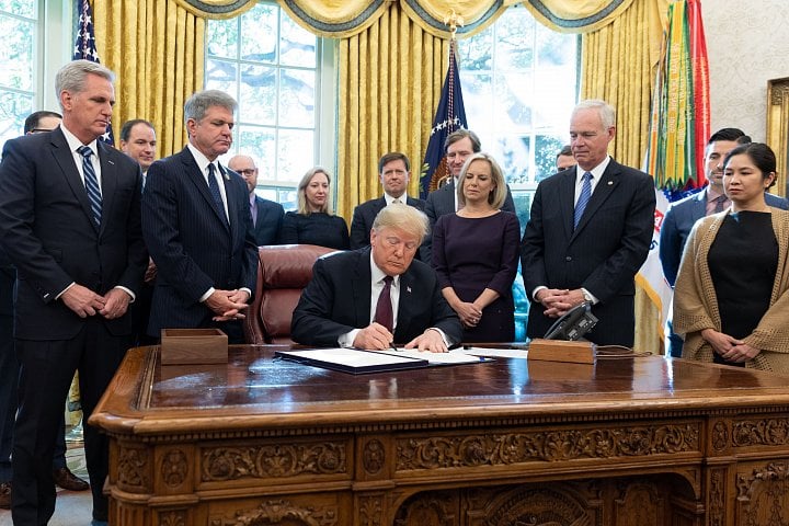 Bývalý americký prezident u podpisu zákona Cybersecurity and Infrastructure Security Agency Act