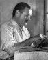 Hemingway pózuje na fotografii pro přebal prvního vydání novely Komu zvoní hrana, Sun Valley Lodge, Idaho, koncem roku 1939