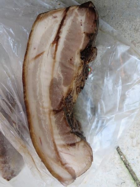 Potraviny Nguyen Thanh, Čelechovice na Hané - Anglická slanina: Výrobek zapáchal po kažení a měl lepkavý povrch. Potravina se nepovažuje za bezpečnou, pokud jeví známky kažení. Výrobek měl prošlé datum použitelnosti.
