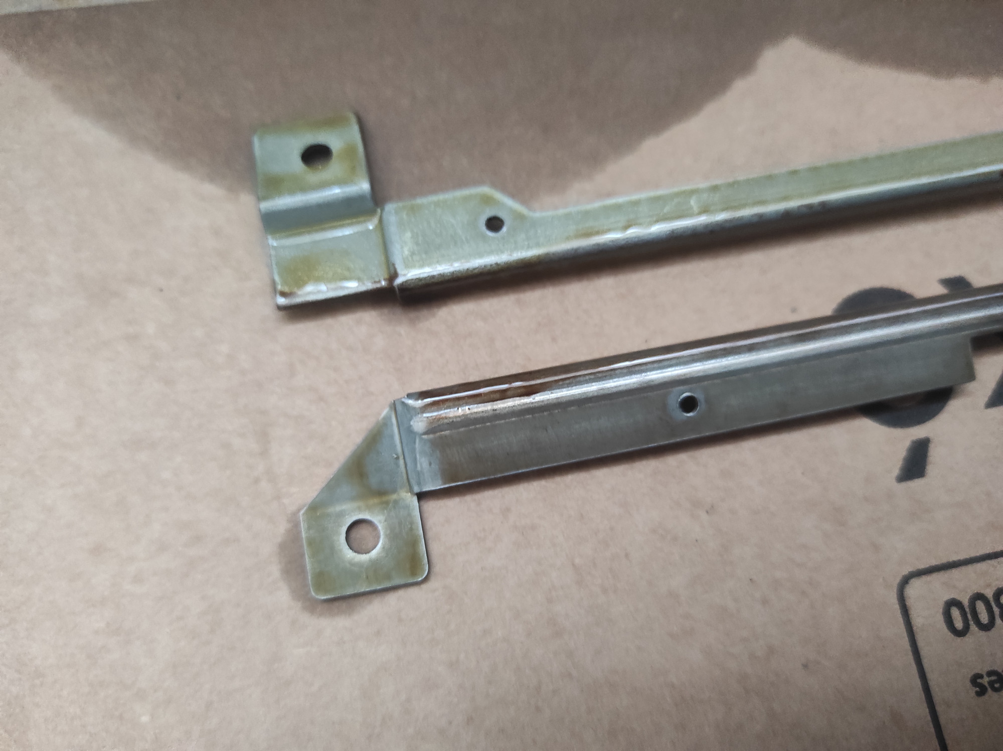 Nalakované ližiny.