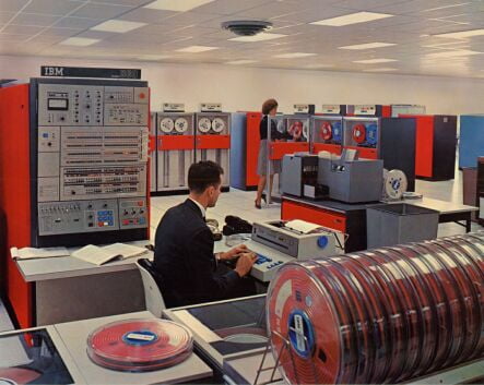 Magnetické pásky se používaly již u mainframů, například na
tomto sálovém počítači IBM System/360 Model 50. V&nbsp;popředí můžeme vidět
jednotlivé kotouče s&nbsp;magnetickými pásky, v&nbsp;pozadí pak vlastní
jednotku provádějící čtení i záznamy dat.
