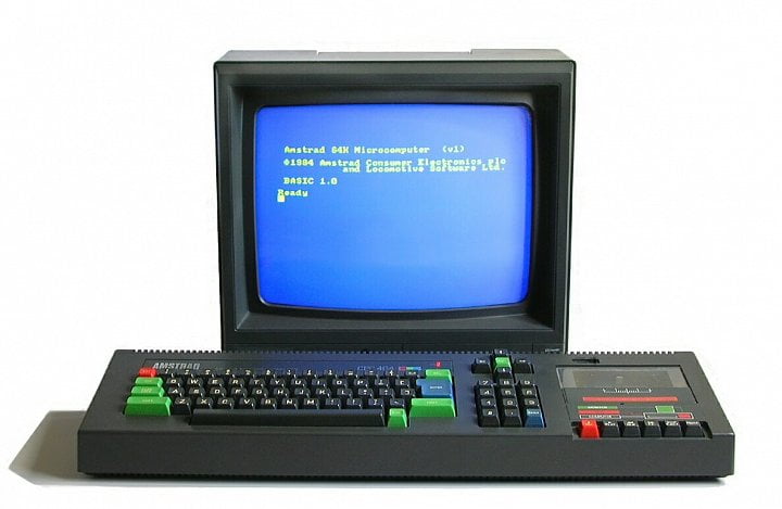 I některé typy počítačů Amstrad-Schneider, například zde vyfotografovaný CPC-464, používaly datarekordér zabudovaný přímo do jejich skříně.