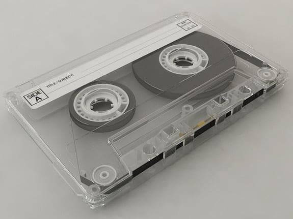 Klasická kompaktní kazeta, která byla využívána jak pro záznam audia (analogových signálů), tak i binárních dat. Tyto kazety se používaly v období mezi roky 1970 až 1990; po tomto datu již jejich rozšíření postupně sláblo na úkor kompaktních disků (oblast audia) či disketových jednotek a pevných disků (oblast ukládání dat).