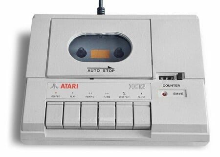 Datarekordér XC12 určený pro připojení k&nbsp;osmibitovým počítačům Atari. Původně tento magnetofon umožňoval záznam a čtení dat rychlostí 600 Bd, navíc operační systém podporoval pouze přenosy dat po krátkých blocích, mezi nimiž byly mezery (toto omezení některé programy a hry obcházely, protože měly krátký zavaděč nahraný standardním způsobem a poté následoval jediný blok dat bez mezer). Jednoduchou úpravou datarekordéru však bylo možné zvýšit záznamovou rychlost na hodnoty od 2000 Bd (české Turbo 2000) až po cca 6000 Bd (taktéž české Super Turbo), ovšem pro běžné kazety se maximální hodnota pro spolehlivý záznam dat pohybovala na hranici cca 3500 Bd. Další, méně častou úpravou, představovalo předělání datarekordéru pro možnost záznamu ve čtyřech stopách.