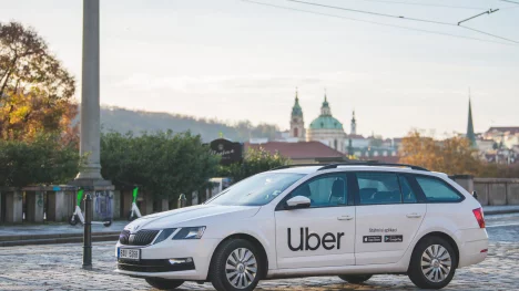 Náhledový obrázek - Taxíky pro náctileté. Uber spouští v Česku novou službu, dětem umožní jízdu bez rodičů, avšak pod jejich neustálým dohledem