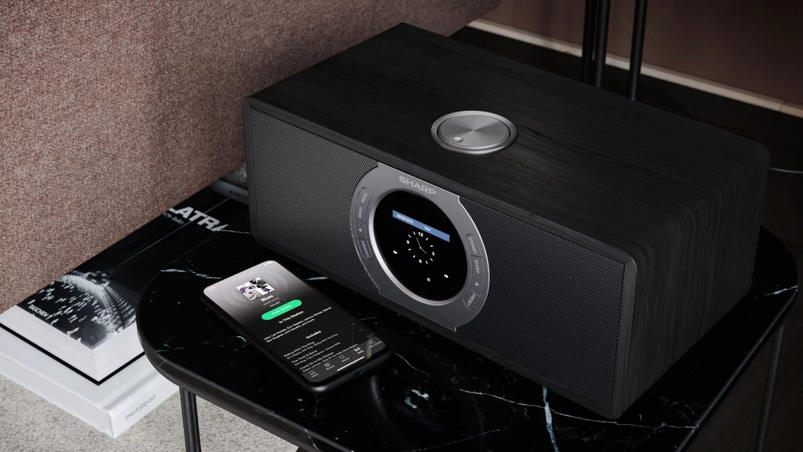 Sharp DR-I470BKPRO - Také tento model kombinuje digitální, analogové a internetové rádio. Je nejprodávanější v nabídce TS Bohemia. Do paměti uložíte až 60 stanic, informace (včetně počasí) zobrazíte na barevném 2,4" TFT displeji. Internetové stanice naladíte přes WiFi, podporováno je bezdrátové streamování přes Bluetooth a v menu najdete i aplikaci Spotify. Nechybí teleskopická anténa, sluchátkový výstup a dálkové ovládání. Celkový maximální výstupní výkon je 30 W. Napájení je ze sítě.