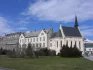 Bývalý sirotčinec boromejek v Českých Budějovicích (dnes Biskupské gymnázium) s kostelem svaté Rodiny