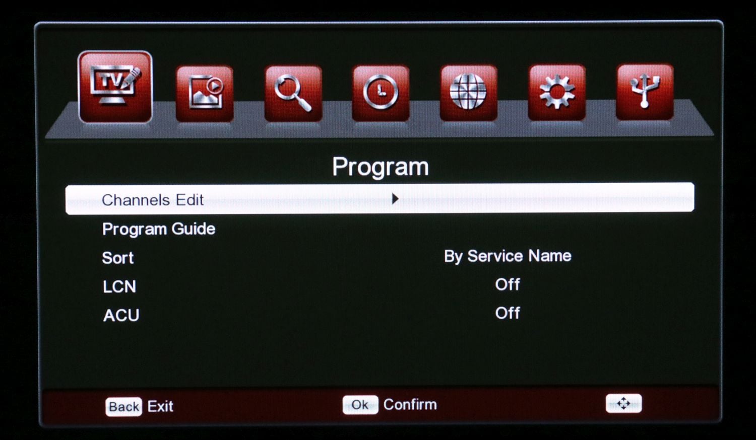 Menu přijímače: volby pro úpravu seznamu programů, jejich vyhledávání a pro jazykové předvolby.