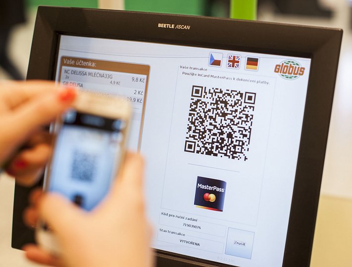 Hypermarket Globus v Praze-Čakovicích, samoobslužná zóna. Platba přes MasterPass. (01/2016)
