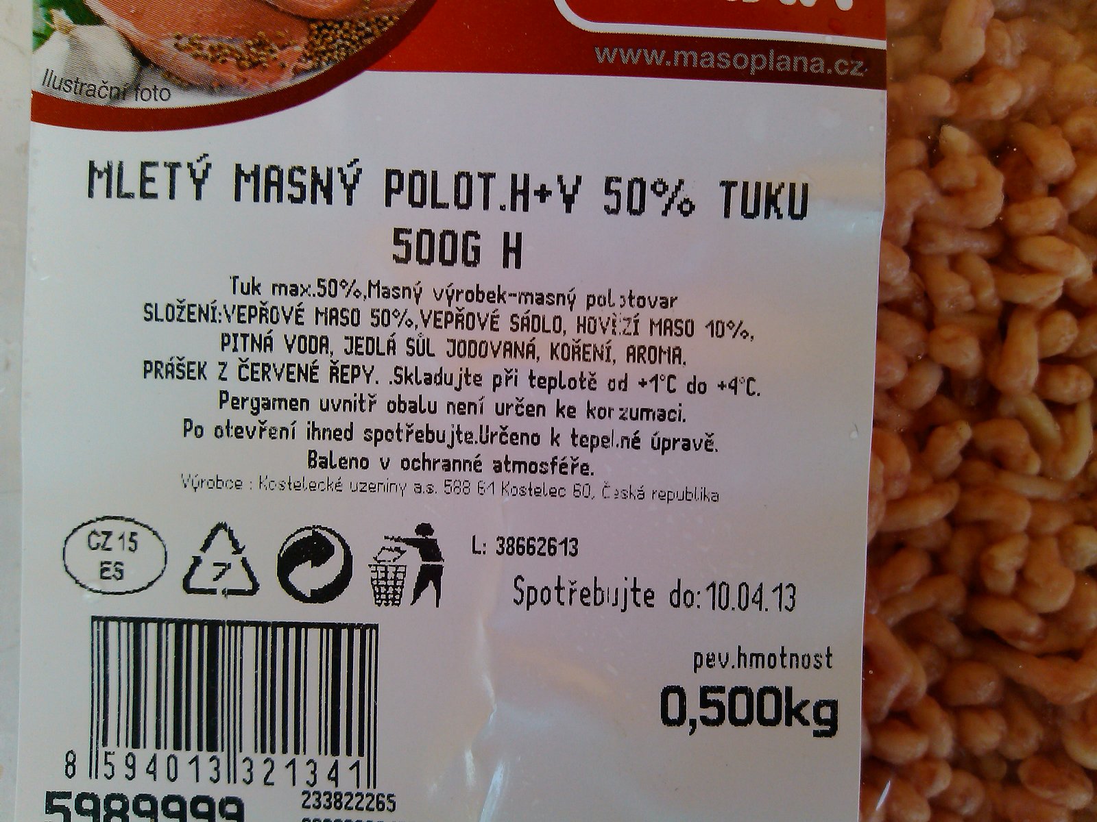 Mletý masný polotovar hovězí: 60 % masa, na druhém místě ve složení před hovězím masem je sádlo.	0,5 kg za 49,90 Kč, 99,80 Kč/kg výrobku. Výrobce Kostelecké uzeniny, Maso Planá. Ve složení vepřové sádlo, voda, sůl, koření, aroma, prášek z červené řepy...
