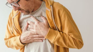 Náhledový obrázek - Zánět pohrudnice se pojí s ostrou bolestí na hrudi. Důsledkem může být voda na plicích