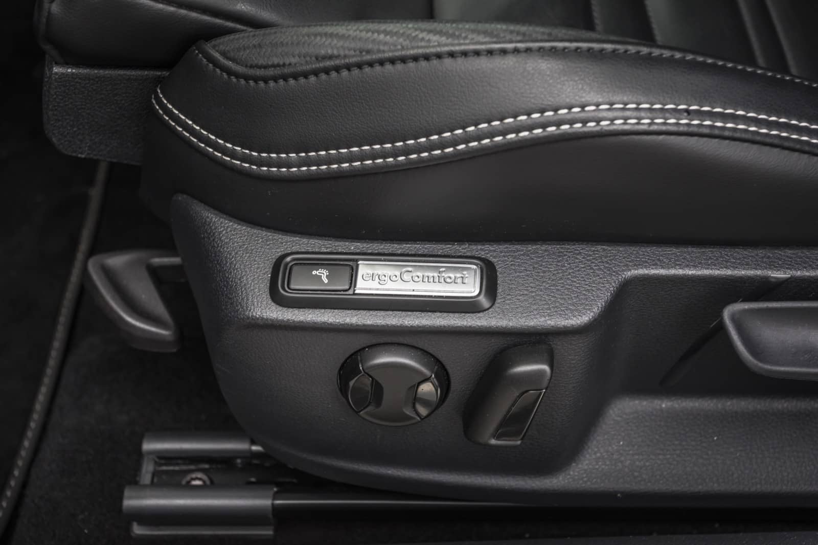 2019-11-Volkswagen-Passat-Variant-00030.jpg