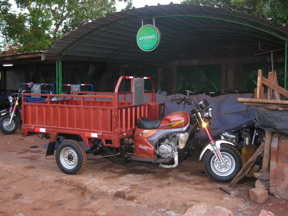 Prodej motorových tříkolek. Bobo-Dioulasso.