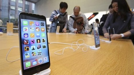 Náhledový obrázek - Apple se omluvil za zpomalování iPhonů. Změní software a zlevní výměnu baterií