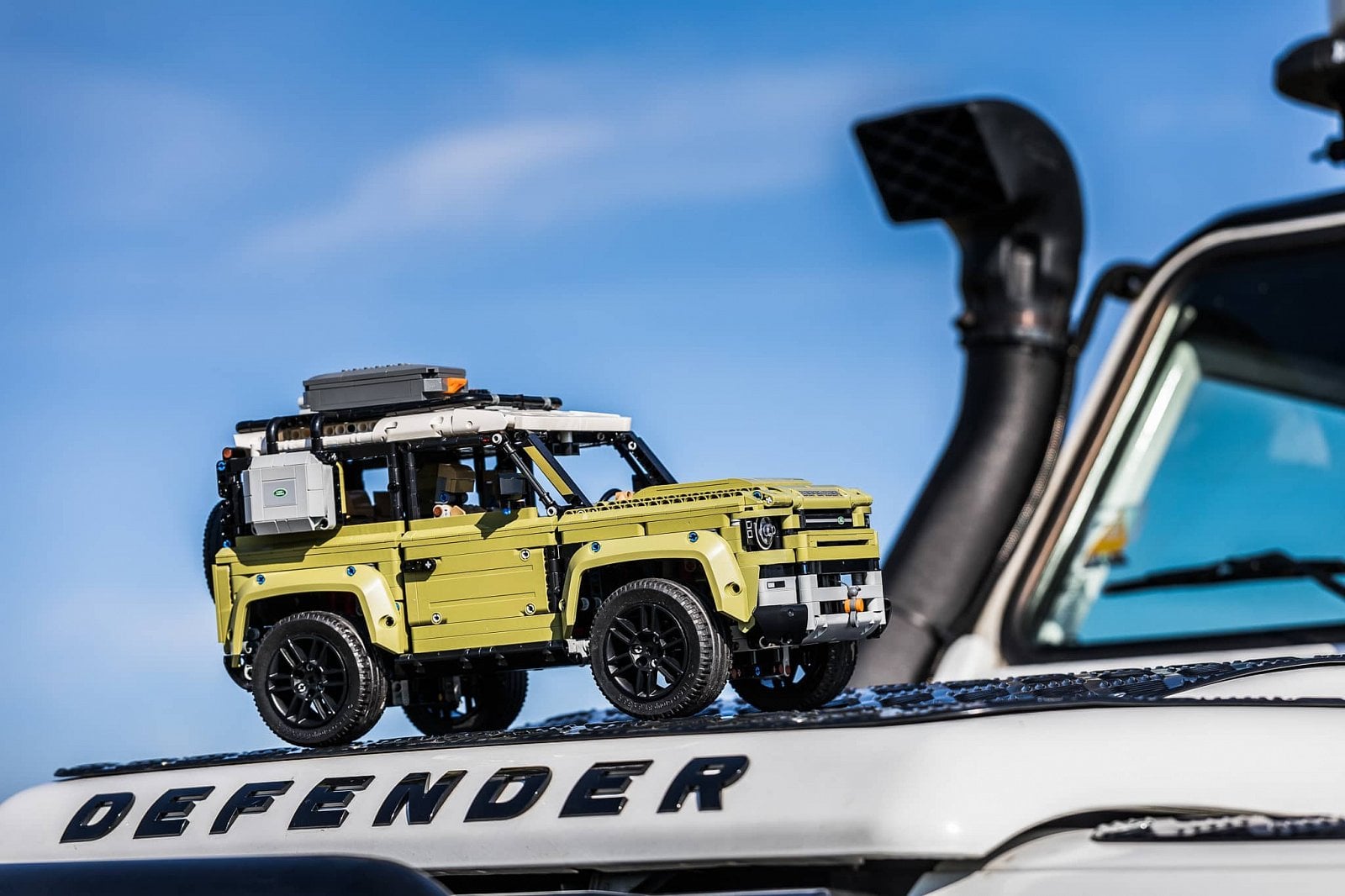 2020-10-lr-defender-a-predchudci-2.jpg