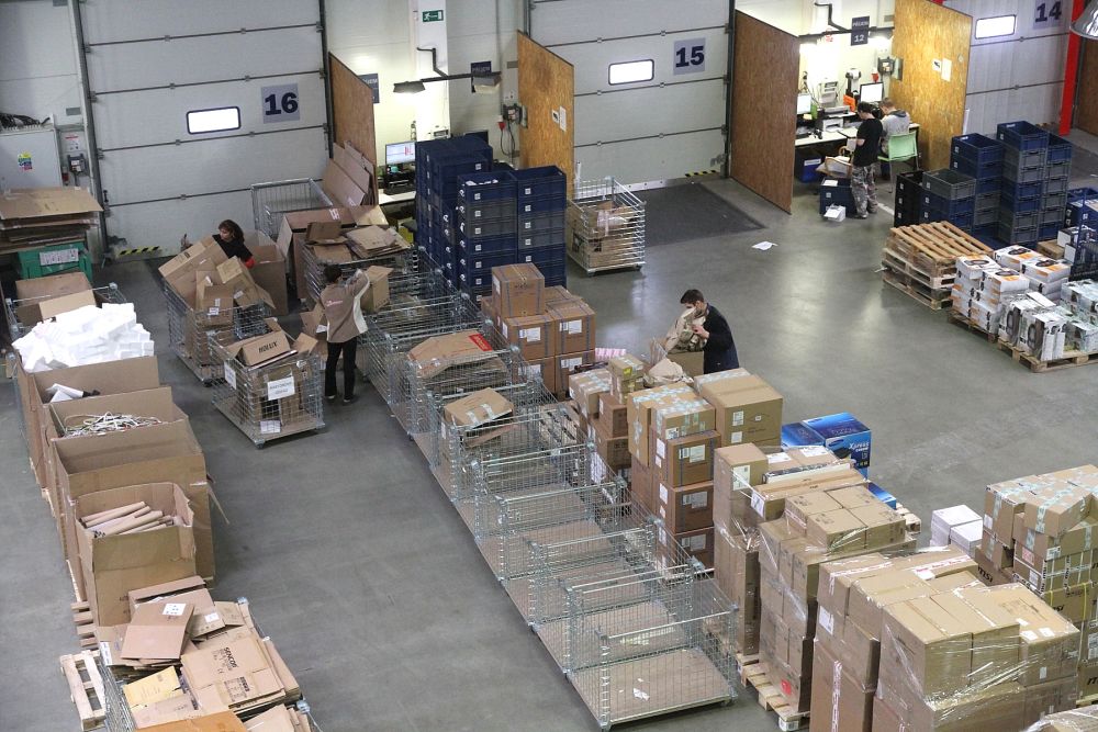 Přepravní obaly, ze kterých je zboží vybaleno při přejímce, jsou pečlivě roztříděny podle materiálu a velikosti. Většina kartonových krabic se následně znovu využije při balení objednaného zboží. Zbytek putuje do kontejneru na tříděný odpad.