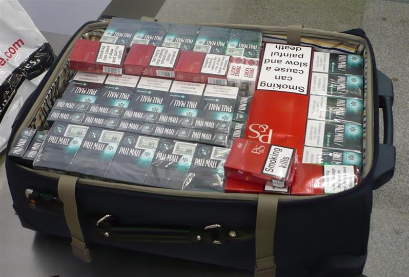 Celníci objevili kontraband při běžné kontrole zavazadel cestujících. Všechna pašerákova zavazadla nejprve podrobili kontrole rentgenem. Zájem celníků vzbudilo velké množství podlouhlých předmětů, které byly v útrobách tří látkových tašek, batohu a látkového kufru. Při vlastní fyzické kontrole zavazadel nalezli 189 kartonů cigaret značky LD, 42 kartónů cigaret značky P&S Red, 38 kartónů cigaret značky Pall Mall, 6 kartónů cigaret značky Winston a 5 kartónů cigaret značky Lucky Strike Original Red a 4 kartóny cigaret značky Prince, které nebyly označeny českou tabákovou nálepkou.