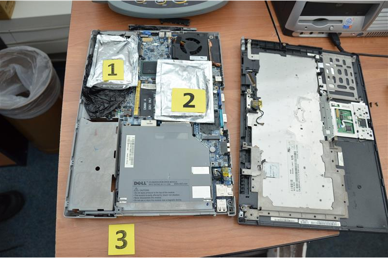 Na konci července odhalili celníci na letišti Václava Havla v Praze Ruzyni zásilku amphetaminu ukrytou v notebooku. Droga byla dovážena v zásilce z Mexika.

Zásilky v poštovní přepravě jsou celníky běžně kontrolovány rentgenem, speciálně vycvičenými služebními psy nebo fyzickou kontrolou. Při jedné z těchto kontrol celníci zjistili, že se v jedné ze zásilek nachází notebook, který ve svých útrobách místo PC komponentů ukrývá tři aluminiové sáčky s bílým práškem, které po provedení narkotestu NIK reagovaly pozitivně jako amphetamin. Celková hmotnost drogy i s obaly činila 119,7 gramů.

Sáčky s drogou byly převezeny na odbornou expertízu k určení vlastní hmotnosti a čistoty zajištěné drogy.