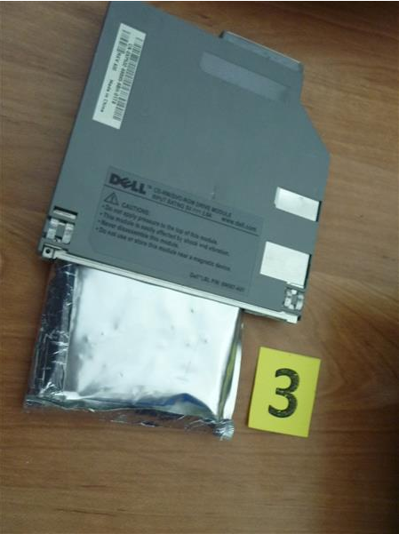Na konci července odhalili celníci na letišti Václava Havla v Praze Ruzyni zásilku amphetaminu ukrytou v notebooku. Droga byla dovážena v zásilce z Mexika.

Zásilky v poštovní přepravě jsou celníky běžně kontrolovány rentgenem, speciálně vycvičenými služebními psy nebo fyzickou kontrolou. Při jedné z těchto kontrol celníci zjistili, že se v jedné ze zásilek nachází notebook, který ve svých útrobách místo PC komponentů ukrývá tři aluminiové sáčky s bílým práškem, které po provedení narkotestu NIK reagovaly pozitivně jako amphetamin. Celková hmotnost drogy i s obaly činila 119,7 gramů.

Sáčky s drogou byly převezeny na odbornou expertízu k určení vlastní hmotnosti a čistoty zajištěné drogy.