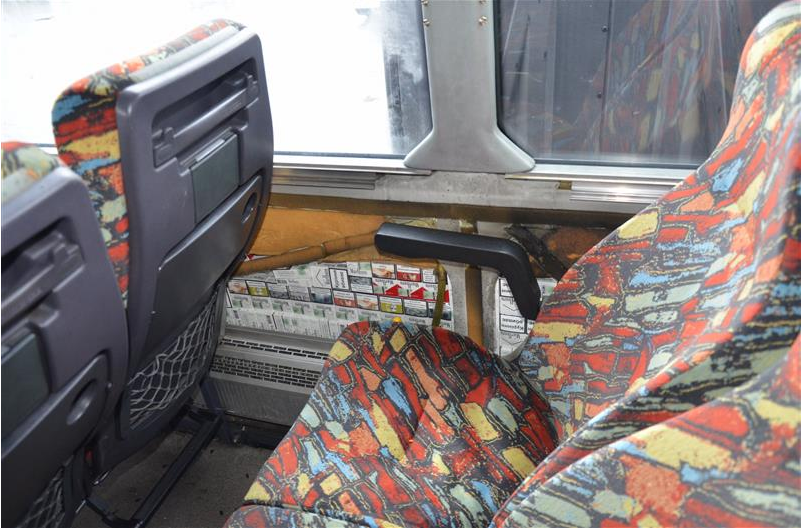 V úterý 26. srpna objevili celníci v mezinárodním linkovém autobusu české imatrikulace, který přijel do Prahy z ukrajinského Ivano-Frankivsku, 36 700 kusů cigaret značek Prima, Marlboro a LM s ukrajinskými tabákovými nálepkami.

Část cigaret byla ukryta ve speciálně vybudované tajné schránce nad zadní nápravou, další se nacházely v různých konstrukčních dutinách autobusu. Cigarety celníci zabavili a případ dále šetří. Pašeráci budou muset uhradit spotřební daň přesahující 82 a půl tisíce korun, navíc jim hrozí až tříletý trest odnětí svobody.

V tomto roce celníci z Celního úřadu pro hlavní město Prahu odhalili již 10 obdobných případů pašování, zajistili téměř 300 tisíc kusů cigaret a zabránili tak daňovým únikům ve výši 800 tisíc korun.
