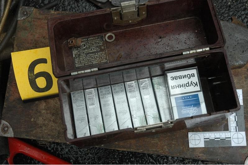 V úterý 26. srpna objevili celníci v mezinárodním linkovém autobusu české imatrikulace, který přijel do Prahy z ukrajinského Ivano-Frankivsku, 36 700 kusů cigaret značek Prima, Marlboro a LM s ukrajinskými tabákovými nálepkami.

Část cigaret byla ukryta ve speciálně vybudované tajné schránce nad zadní nápravou, další se nacházely v různých konstrukčních dutinách autobusu. Cigarety celníci zabavili a případ dále šetří. Pašeráci budou muset uhradit spotřební daň přesahující 82 a půl tisíce korun, navíc jim hrozí až tříletý trest odnětí svobody.

V tomto roce celníci z Celního úřadu pro hlavní město Prahu odhalili již 10 obdobných případů pašování, zajistili téměř 300 tisíc kusů cigaret a zabránili tak daňovým únikům ve výši 800 tisíc korun.