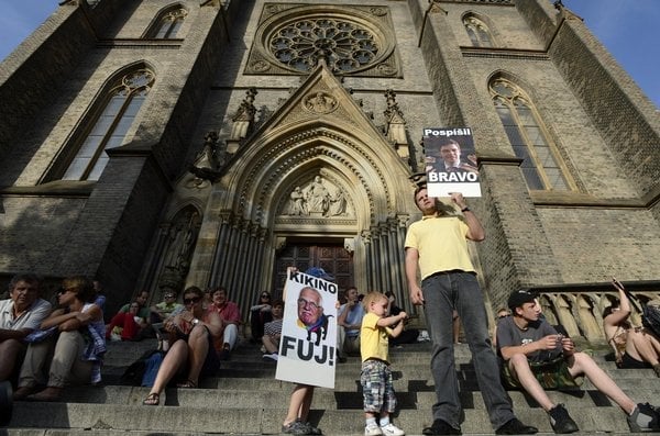 2010-07-demonstrace-nesouhlasu-s-odvolc3a1nc3adm-ministra-pospc3