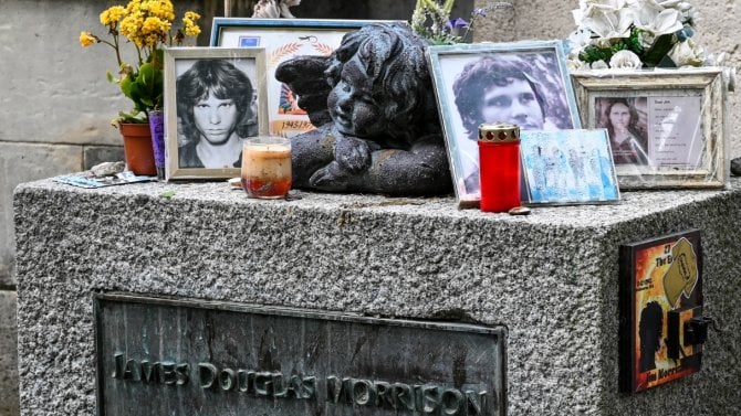 Věčný odpočinek mezi slavnými. V Pařížské loterii lze vyhrát místo na hřbitově nedaleko Jima Morrisona či Oscara Wilda, účastnit se mohou i Češi