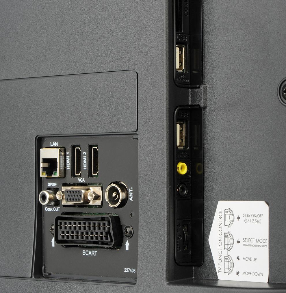 Detail rozhraní mezi nimiž nechybí tradiční SCART a VGA (D-Sub) pro napojení počítače.