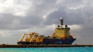 Loď společnosti Alcatel Submarine Networks