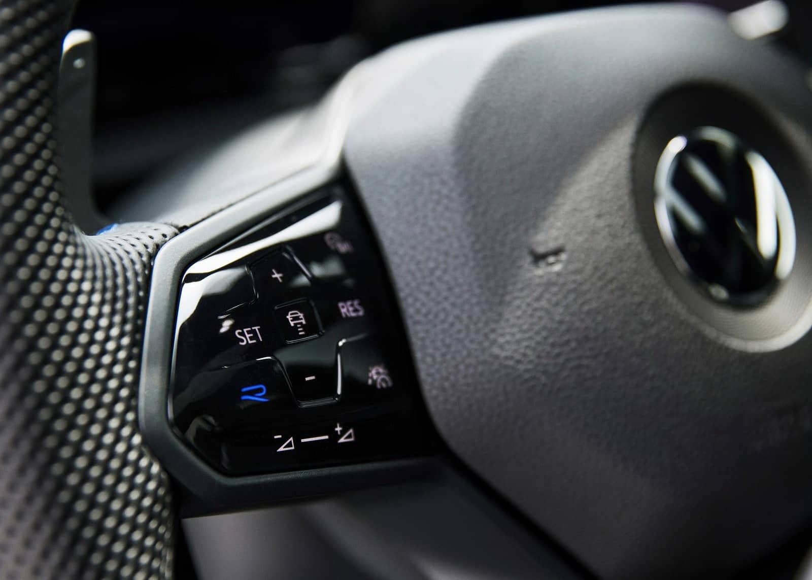2020-11-Volkswagen-Golf-R-9.jpg