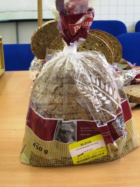 Mušketýr chléb vícezrnný balený. Kategorie: Nebezpečné potraviny. Nevyhovující parametr: plísně okem viditelné. U části balení byla zjištěna plíseň viditelná okem. Potravina se nepovažuje za bezpečnou, pokud jeví známky kažení. Potravina nemělá prošlé datum minimální trvanlivosti. Výrobce: PENAM, a.s. Brno-Zábrdovice. Místo kontroly: Tesco Stores ČR a.s., Ústí nad Orlicí